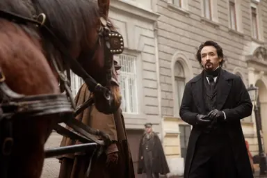 스릴러 영화 <더 레이븐>, 유럽 재정 위기와 닮았다! : 네이트 뉴스