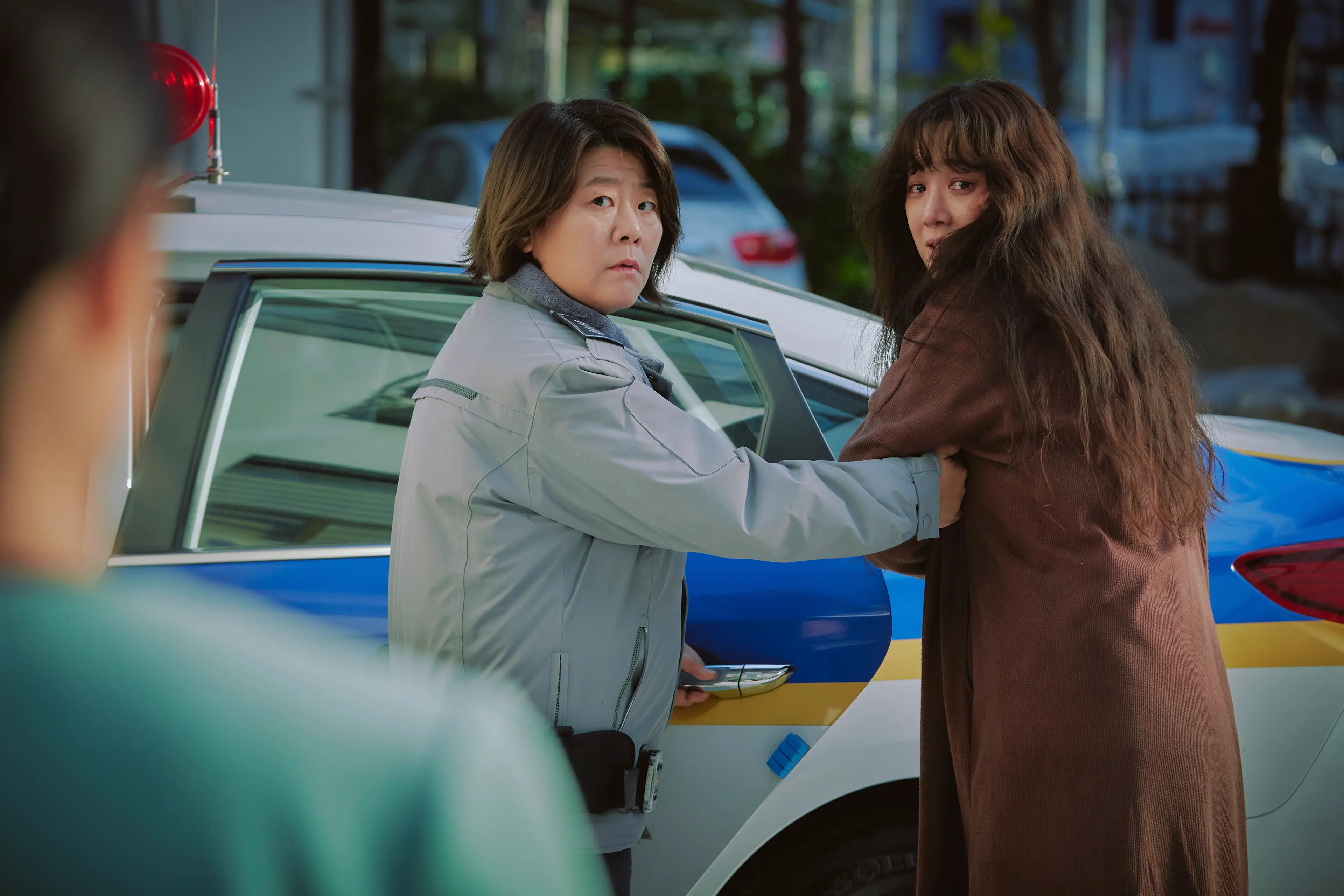 영화 하얀 차를 탄 여자 캐릭터의 고립과 하얀 차의 의미, 주변 인물 관계