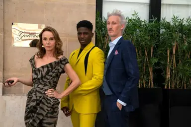 '에밀리 파리에 가다' 릴리 콜린스, 찰리 맥도웰 감독과 비공개 결혼 ...