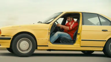 영화 '풀스피드', 멈출 수 없는 차에 갇힌 이들의 코미디 : 네이트 연예