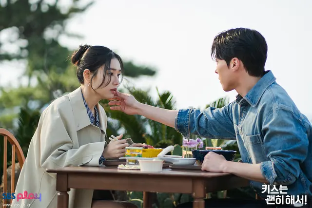 키스는 괜히해서 2회 2화 줄거리 리뷰: 공지혁의의 돌직구 고백과 위장 취업의 시작!