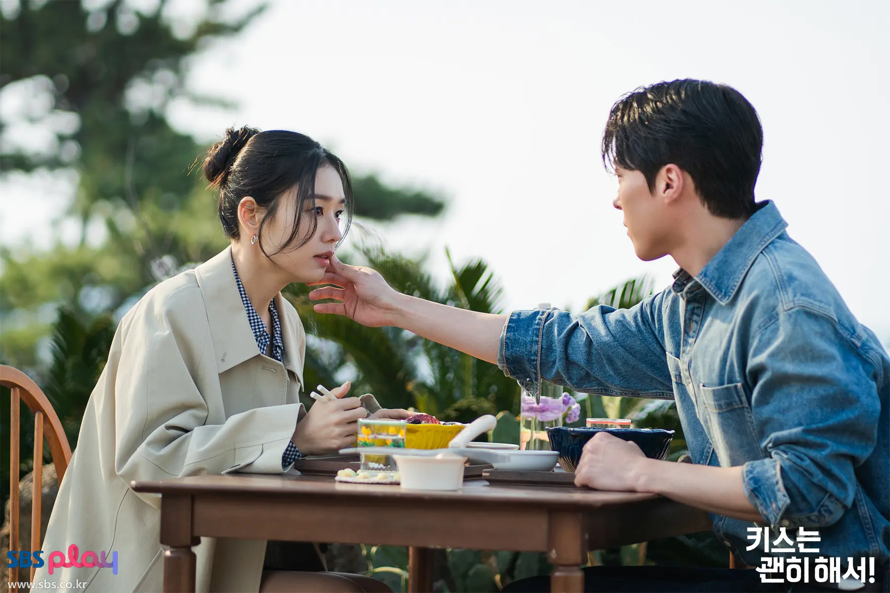 키스는 괜히해서 2회 2화 줄거리 리뷰: 공지혁의의 돌직구 고백과 위장 취업의 시작!
