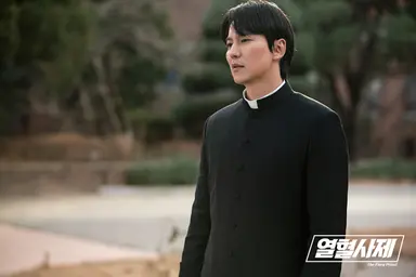 '열혈사제2' 김남길, 피 흘리며 쓰러졌다…위기속 시청률 최고 14.3 ...