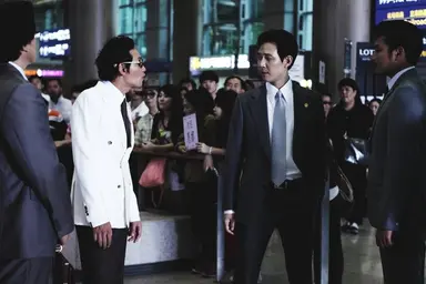 [포토]영화'신세계', 최민식의 발언에 눈물흘리는 이정재 : 네이트 뉴스