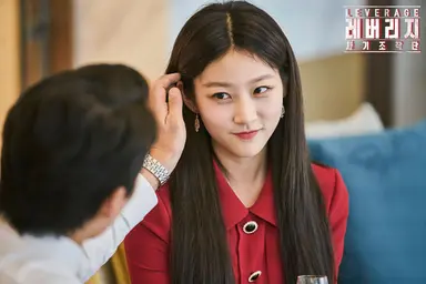 '레버리지:사기조작단' 이동건, 첫 촬영 컷 공개..레이저눈빛+칼날 수트핏