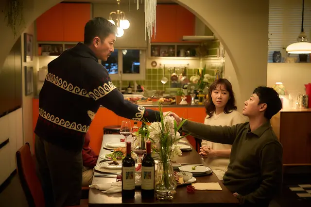 수위 높은 대화를 통한 노출없는 섹시 코미디 영화 <윗집 사람들> 정보 출연진 줄거리 결말 포토 평점 관객수 리뷰 후기 관람평 쿠키 영상
