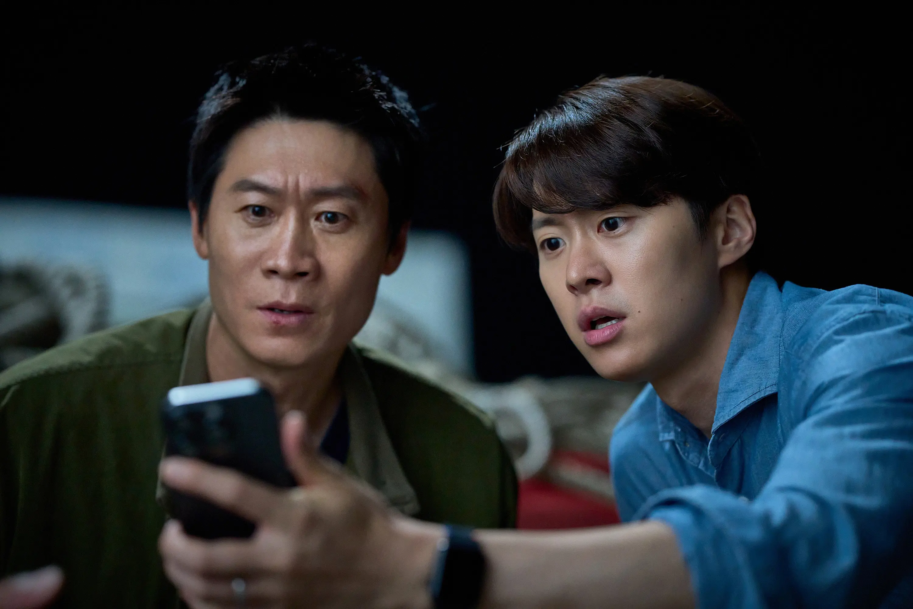 넷플릭스 영화 <남편들> 리뷰 및 결말 후기 : 화려한 액션 스케일과 뻔한 클리셰의 한계