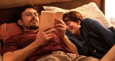 다코타 존슨 '아워 프렌드', 갑자기 찾아온 암과 곁을 지키는 친구들의 ...