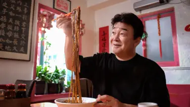 '다큐 인사이트' 짜장면 랩소디 2부 짜장이냐 짬뽕이냐···백종원X김준현 ...
