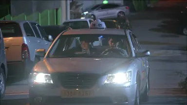 월화드라마 '오만과 편견' 이태환·백진희 달콤한 계단데이트 포착 ...