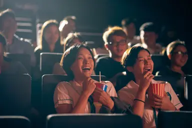 '내가 처음으로 사랑한 소녀', 퀴어 로맨스 계보 이을까 [TF프리즘 ...