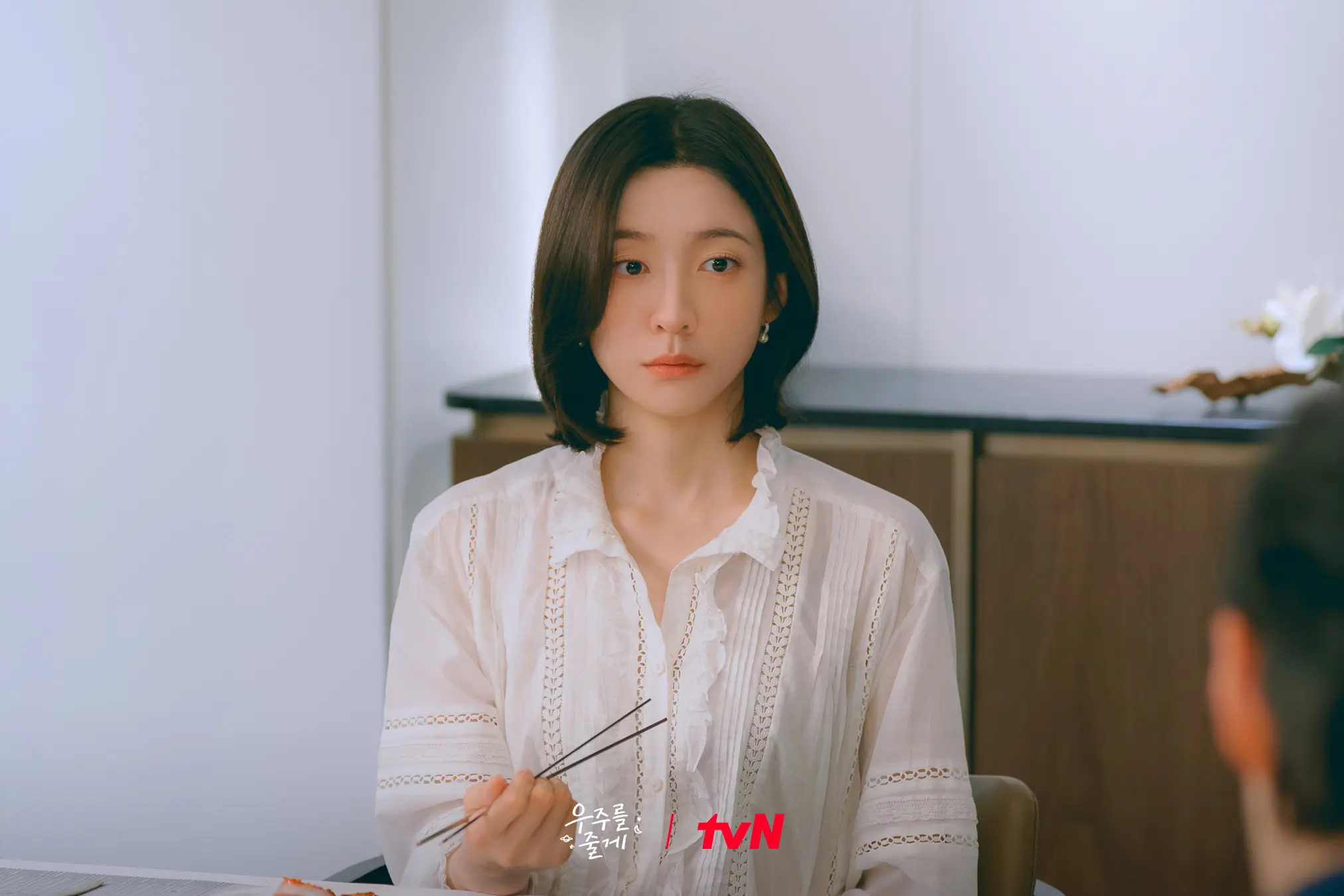 우주를 줄게 7화 7회 줄거리 8회 예고, 아버지 선규태 친아빠 등장 혼란 선태형 자료 유출 소문 우현진 데이트 신청 박윤성 우산 속 마음 고백 엔딩 촬영지 시청률 재방송 OST