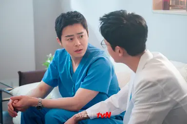 목요일 드라마 '슬기로운 의사생활' 정경호, 조정석·김대명과 다정한 한 ...