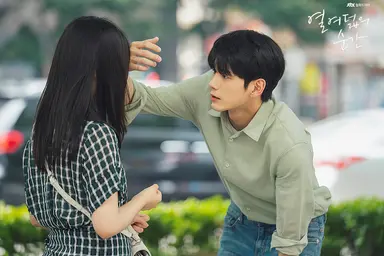 '열여덟의 순간' 옹성우X김향기, 풋풋해서 더 설레는 빗속 밀착 모먼트