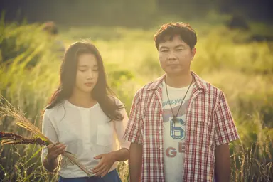 "솜사탕 같은 영화" '늦여름' 임원희X신소율의 제주도 로맨스 (종합 ...