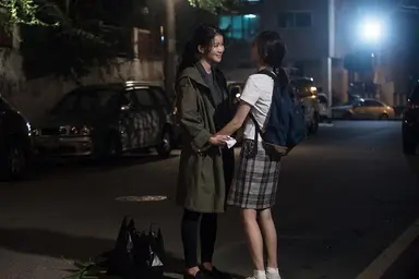 소유진, 절친 이시영과 의리…“영화 '언니' 대박, 몰입감 최고” [M+ SNS ...