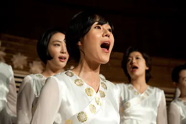 [포토엔]김윤진, 영화 '하모니' 무대인사차 급거 귀국 : 네이트 연예