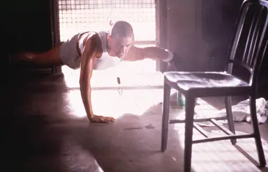 더, 더, 더 젊게… 더, 더, 더 아름답게… 예순둘 데미 무어의 광기 [영화 ...