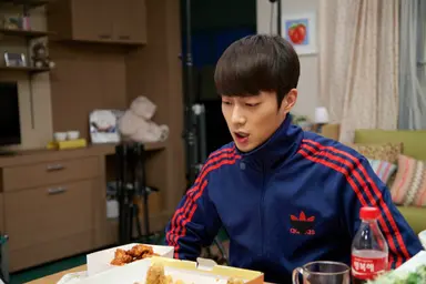 이수경 윤두준, '식샤를 합시다' 대본 인증샷 '케미 돋네' : 네이트 연예