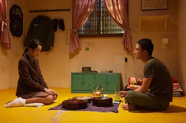 [포토]수애가 부르는 '님은 먼곳에' : 네이트 뉴스