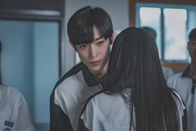 친애하는X 2화 줄거리 백아진과 윤준서 이렇게 시작된 관계였다