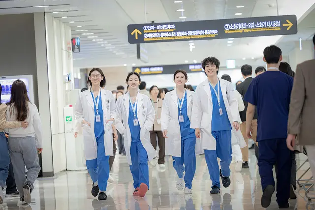 언젠가는 슬기로울 전공의 생활 1화 1회 줄거리 - 고윤정 복도 출산 사고 쳤다