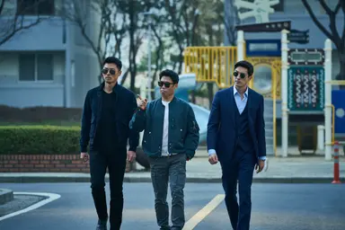 '공조2'현빈, 업그레이드된 액션 연기 속 진지함과 유쾌함을 넘나든다 ...