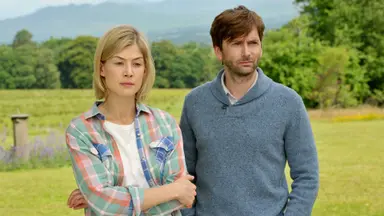 '해피 홀리데이' 로자먼드 파이크, 코믹 연기 도전