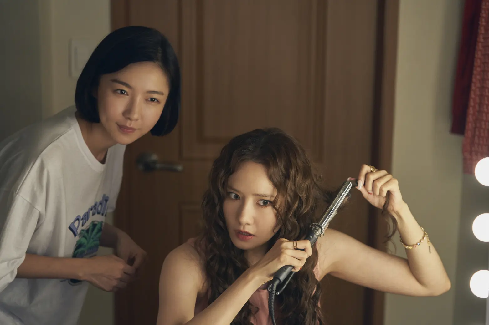 악마가 이사왔다 (2025) 리뷰 :: 엑시트 팀의 유치찬란한 병맛 로맨틱코미디 (ft. 악귀 로코버전...)