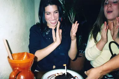 에이미와인하우스 영화 속 내용도 서프라이즈…에이미 죽음이 부친 탓 ...