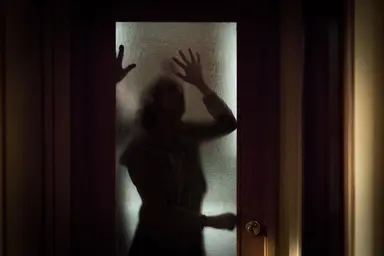 '히든' 바이러스로 소각된 마을 속, 가족의 대피 장소는…'기묘한 이야기 ...