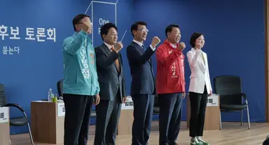 [포토] 영화 '청춘선거' 감독과 배우 나란히 포즈 : 네이트 연예